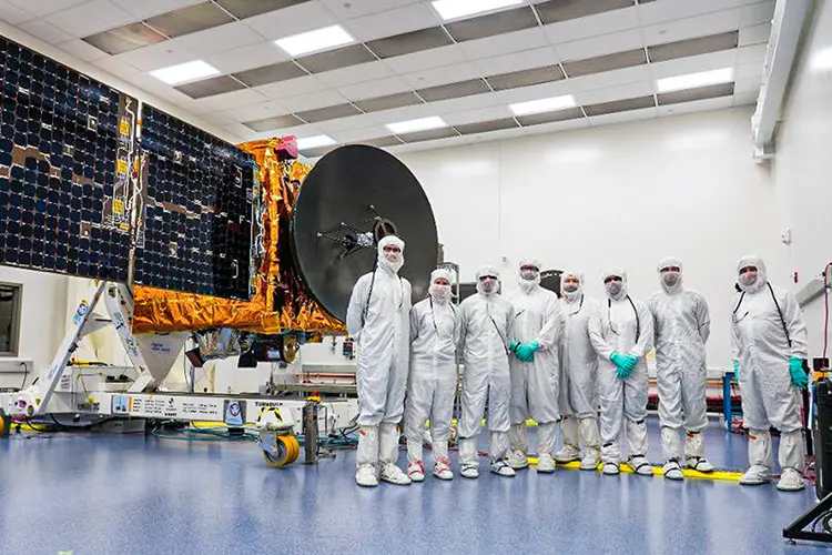 Cientistas do Centro Espacial Mohammed Bin Rashid, em Dubai, junto da sonda Hope: a primeira missão espacial dos Emirados Árabes Unidos (Mohammed Bin Rashid Space Center/Divulgação)