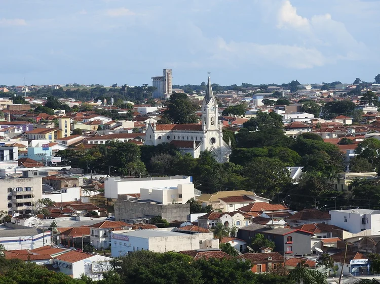 Avaré, em São Paulo: apesar de cidade estar na fase 3 na reabertura, Prefeitura decidiu por conta própria adotar regras da fase 2, mais rígidas (Pixabay/Reprodução)