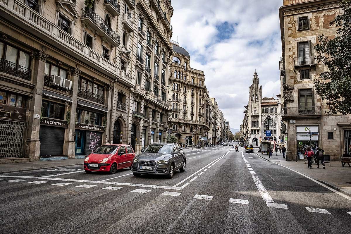 Avenida em Barcelona, Espanha, vazia durante a pandemia de coronavírus