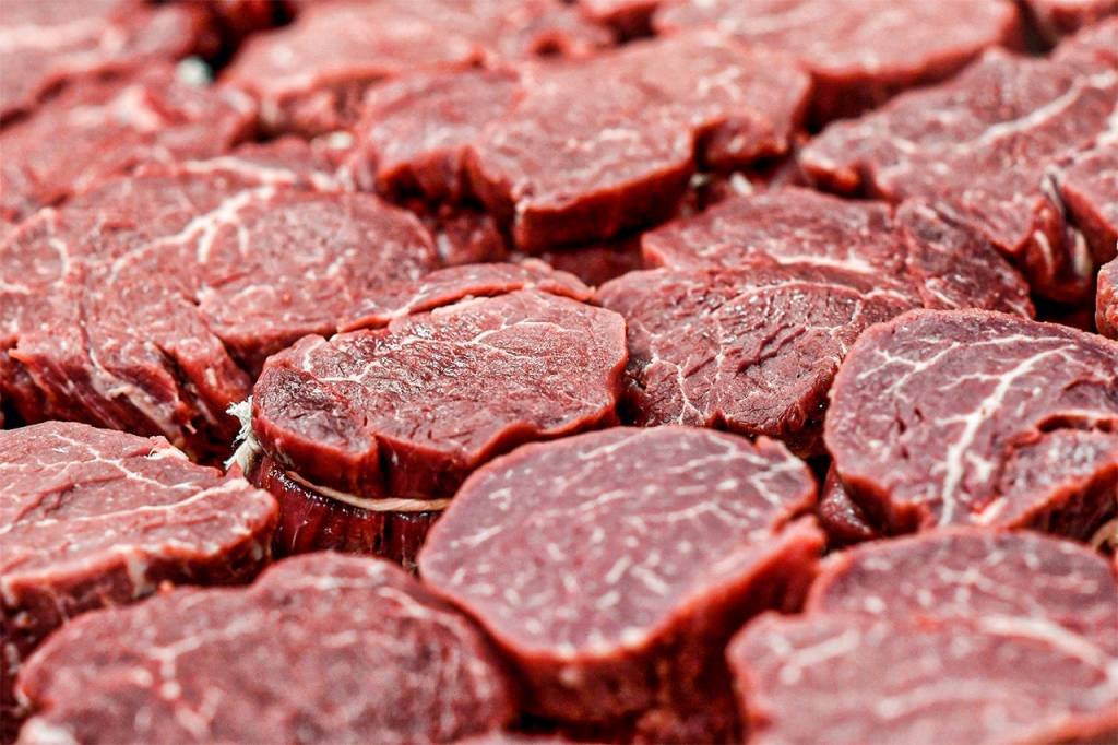 Depois do salmão importado, suspeito de Covid-19, China testa carnes