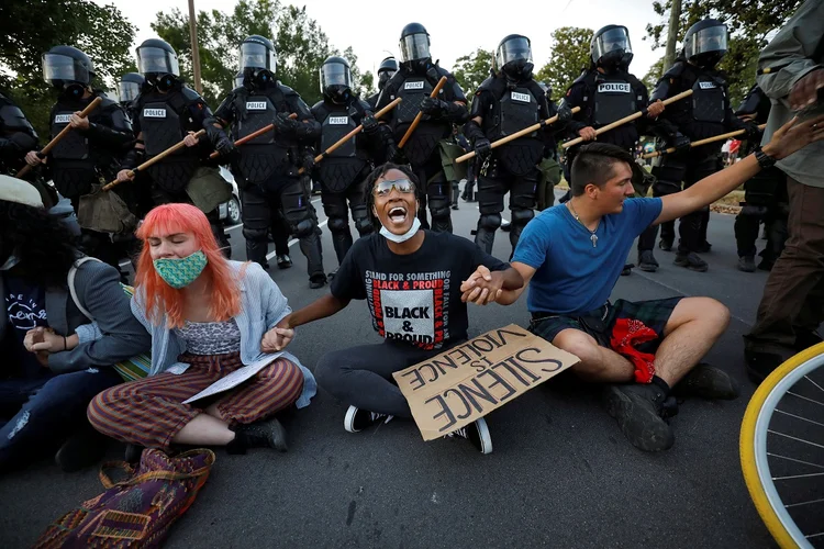 Protesto na Carolina do Norte: Estados Unidos tiveram mais uma noite de protestos e conflitos (Jonathan Drake/Reuters)