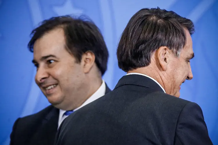 Rodrigo Maia e Jair Bolsonaro: na avaliação de parlamentares, os acordos do governo com o Centrão não são suficientes, mas diminuem as derrotas (Adriano Machado/Reuters)