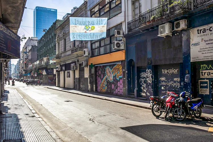 Bandeira argentina com a frase: "força, Argentina" em rua com comércio fechado em Buenos Aires. 20 de junho de 2020.  (Ricardo Ceppi/Getty Images)