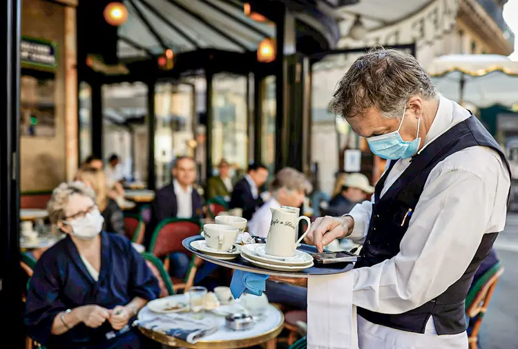 Cafés reabrem em Paris: os salões internos dos cafés e dos restaurantes continuarão fechados (Christian Hartmann/Reuters)
