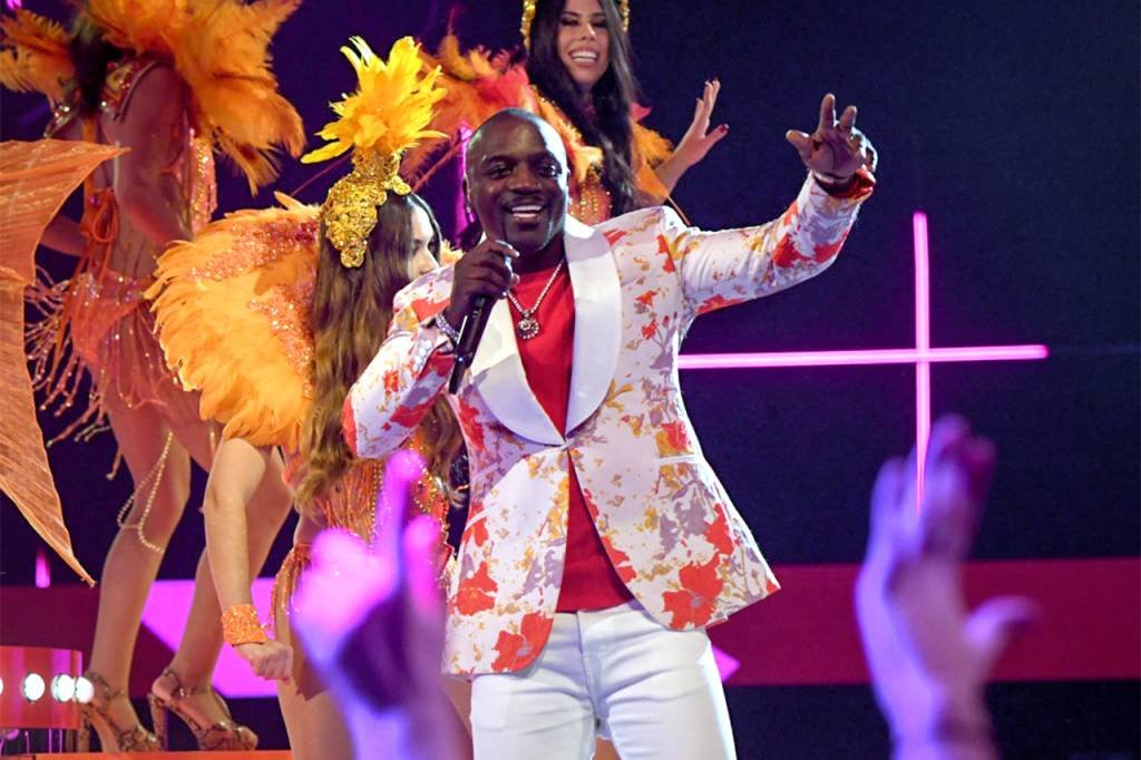 Cantor Akon planeja lançar criptomoeda no mês que vem