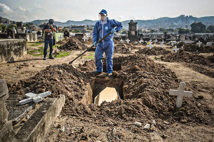 Cemitério de Inhauma, no norte do Rio de Janeiro. (Teixeira/Anadolu Agency/Getty Images)