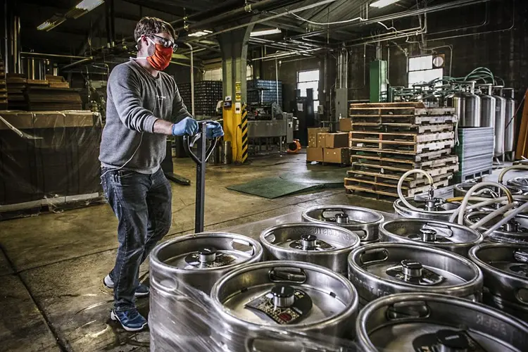 Estoque de cerveja vencida: lidar com o desperdício de cerveja é apenas um dos muitos efeitos imprevisíveis das quarentenas que fecharam parte da economia global (Foto/Bloomberg)