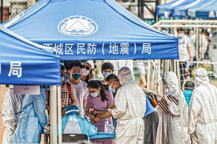 China: vários distritos instalaram postos de verificação, fecharam escolas e testaram a população (Thomas Peter/Reuters)