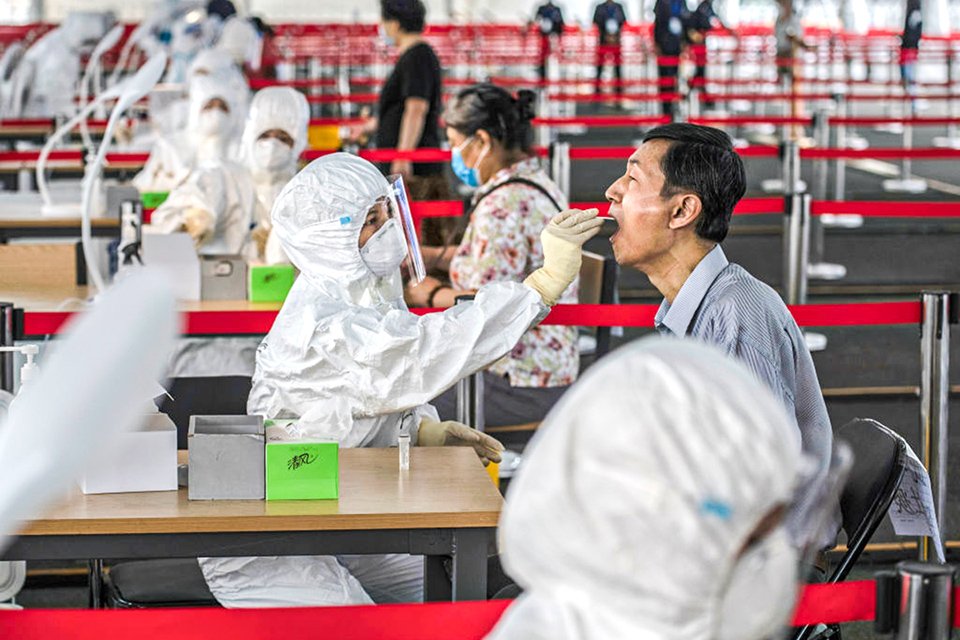 Coronavírus volta a ameaçar Pequim e China isola meio milhão de pessoas