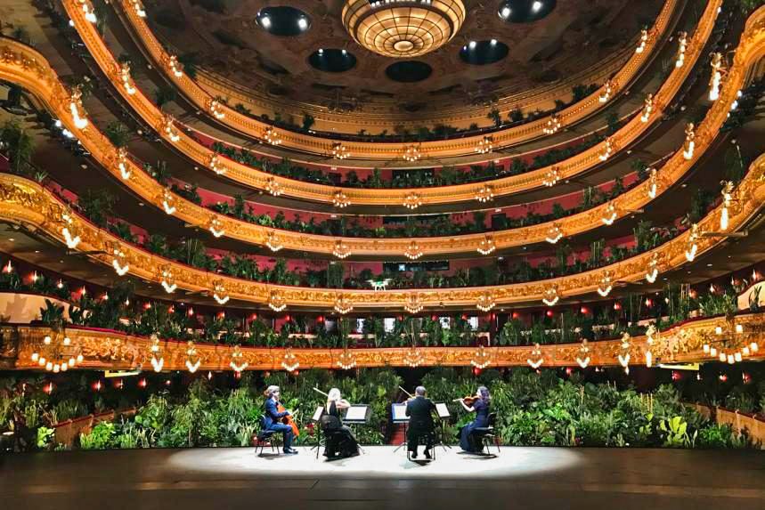 Teatro em Barcelona reabre com ópera para milhares de plantas
