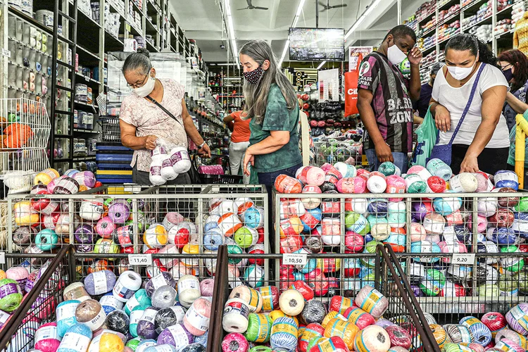 Consumidores em loja de São Paulo (Amanda Perobelli/Reuters)