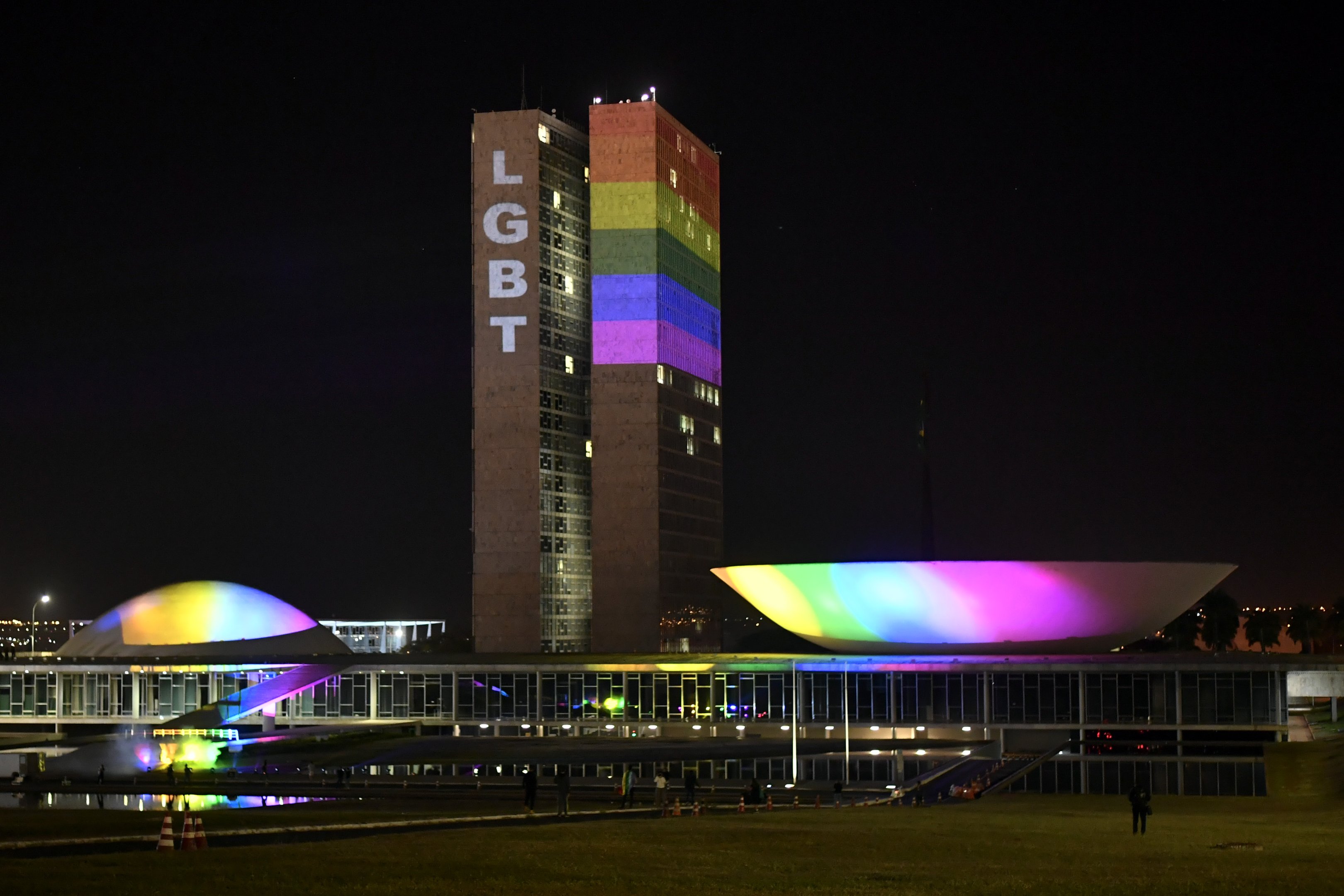 No Dia do Orgulho LGBT, Congresso é iluminado com as cores do arco-íris