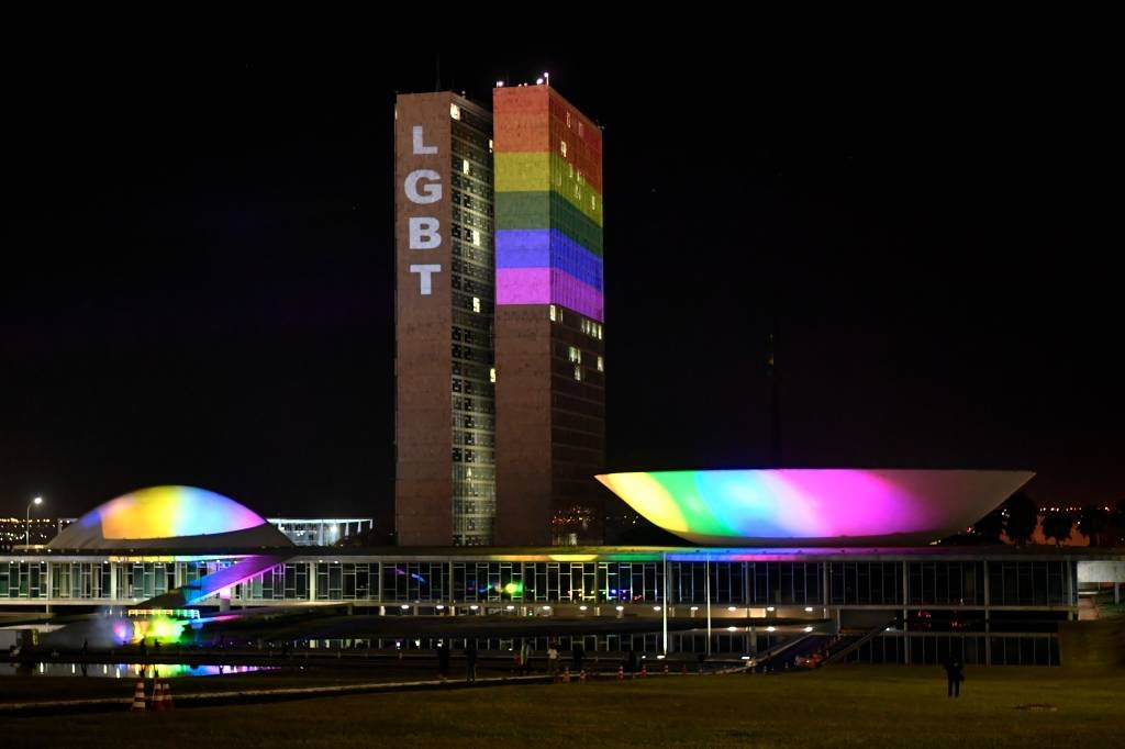 No Dia do Orgulho LGBT, Congresso é iluminado com as cores do arco-íris