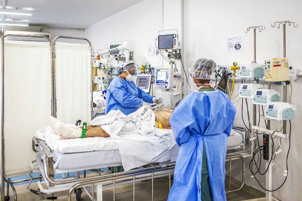 Pessoa internada em Hospital em São Paulo com covid-19: ocupação dos leitos, que em sua maioria continua voltada para as vítimas da pandemia, também caiu da taxa média de 80% para até 30%. (Rodrigo Capote/Bloomberg/Getty Images)