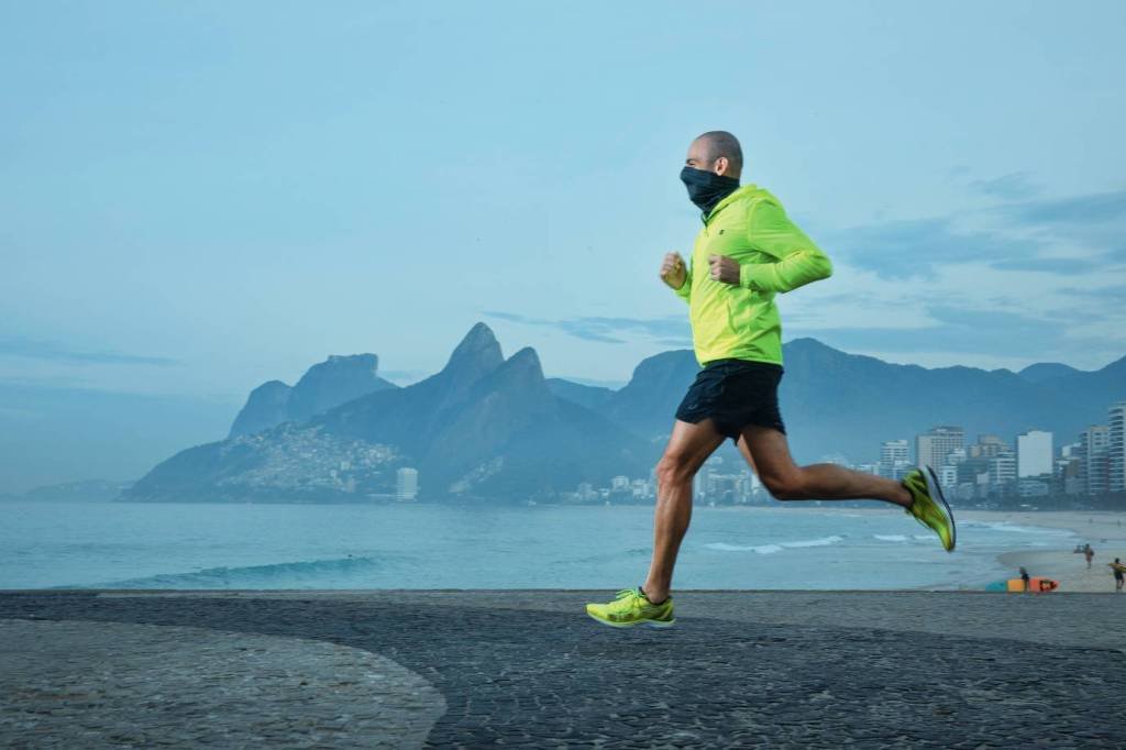 Pode correr de máscara? Respostas sobre o novo acessório fitness