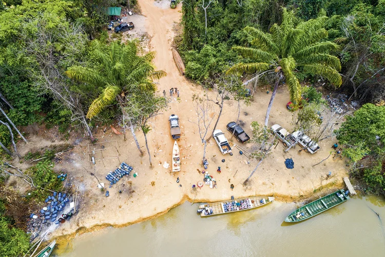 Garimpo: Milhares de garimpeiros chegaram recentemente  à região amazônica para a extração ilegal do ouro (André Dib/Pulsar)