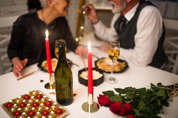 Dia dos Namorados: montar uma linda mesa para um jantar a dois em casa não requer nenhuma fortuna, mas, basicamente, inspiração (RgStudio/Getty Images)