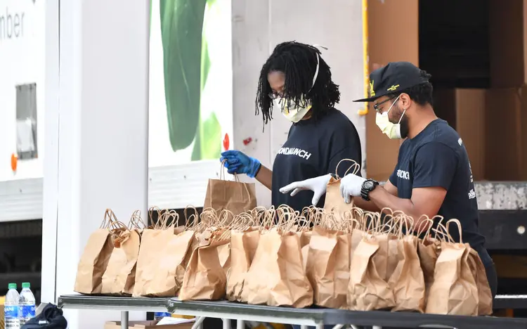 Doações: poderá ser feita diretamente, em colaboração com o poder público, ou por meio de bancos de alimentos e outras entidades beneficentes de assistência social certificadas na forma da lei (Paras Griffin/Getty Images)