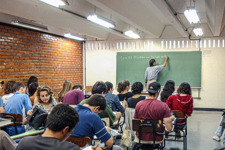 Alunos em sala presencial: com braço social, Arco Educação quer ajudar a solucionar um dos principais problemas educacionais reforçados pela pandemia: a evasão escolar (Arquivo/Agência Brasil)