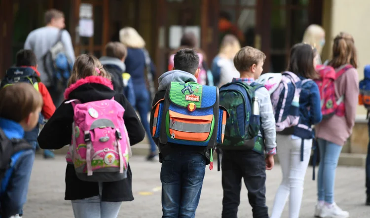 Covid-19: pesquisadores identificaram três crianças infectadas e nenhuma infectou pessoas na escola (Arne Dedert/Getty Images)