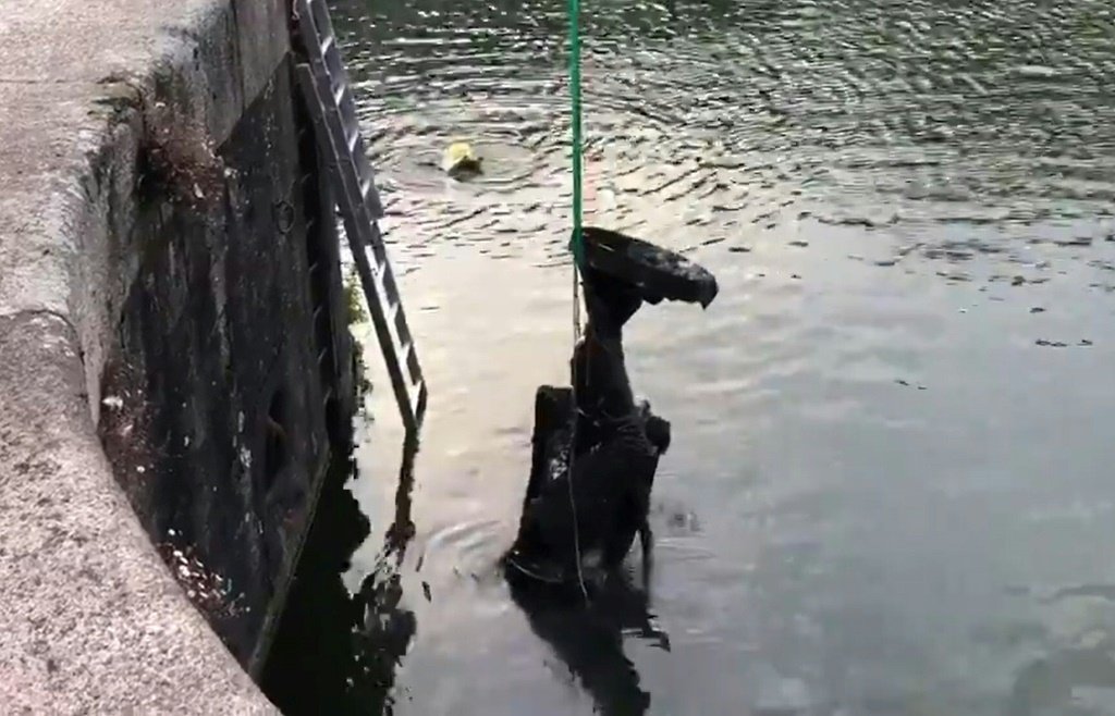 Estátua de escravocrata britânico derrubada em protesto é retirada do rio