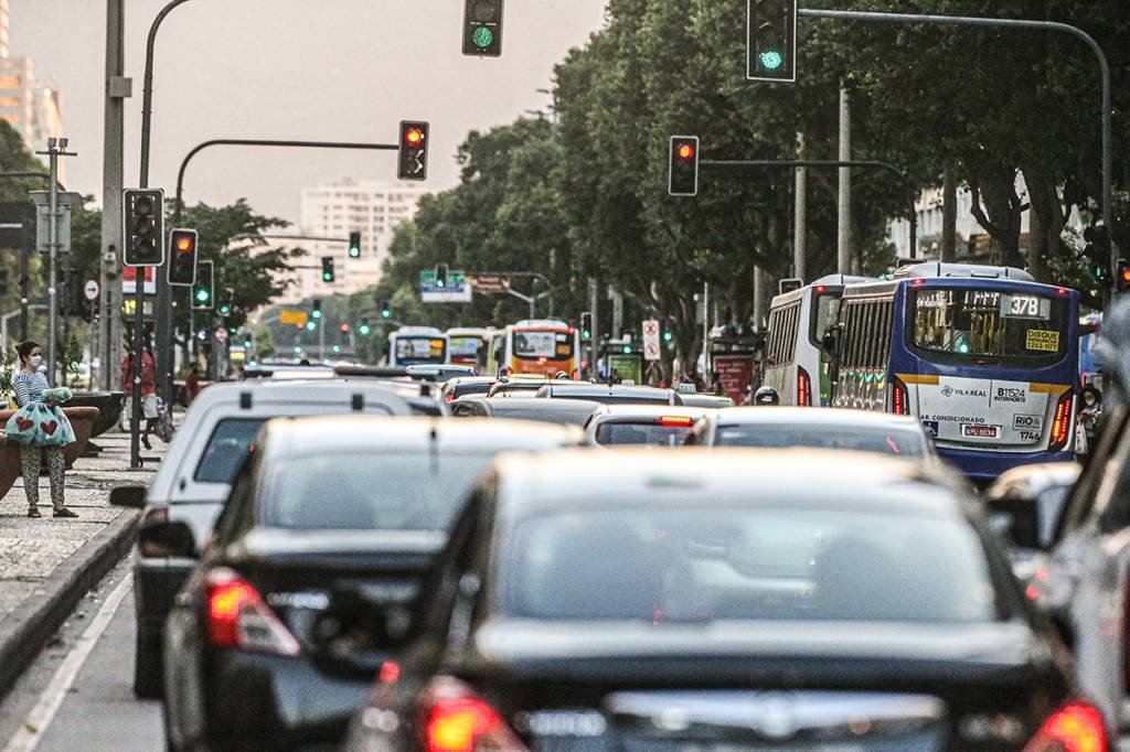 Após flexibilização, isolamento social cai ainda mais e Rio tem trânsito