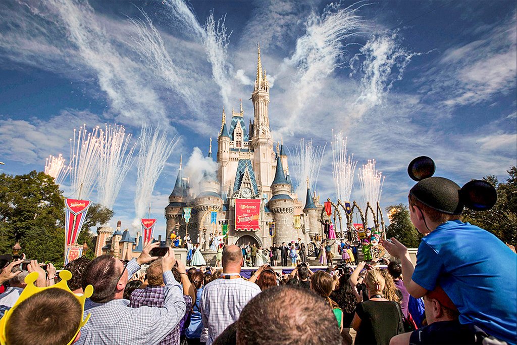 Visitantes em parque da Disney antes da pandemia: fechamento dos parques impactou companhia