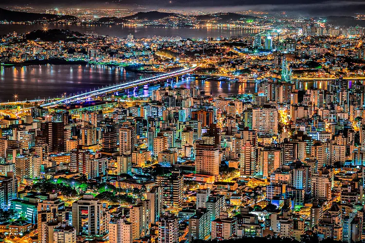 Florianópolis tem 79% da população totalmente vacinada. (Evandro Badin/Getty Images)