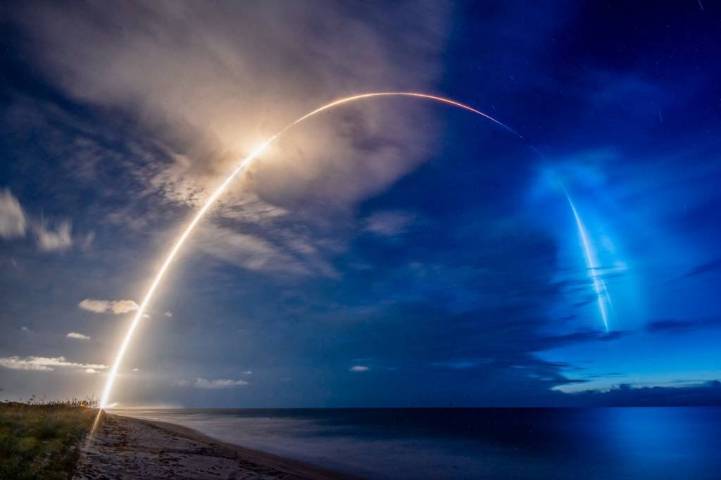 SpaceX lança perto de 50 satélites ao espaço; assista