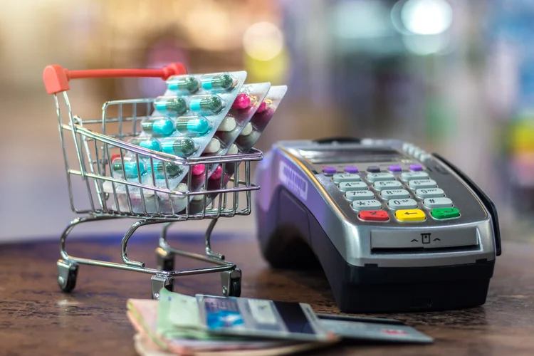 Medicamentos: por fretes caros e regras do setor, vendas online de farmácias eram somente 1% do e-commerce brasileiro - mas saltaram para 3% durante a pandemia (iStock/Getty Images)