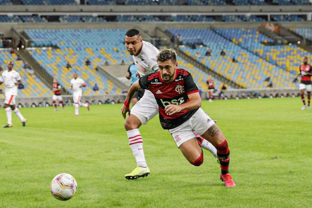 Arena Centauro recebe a taça da UEFA Champions League