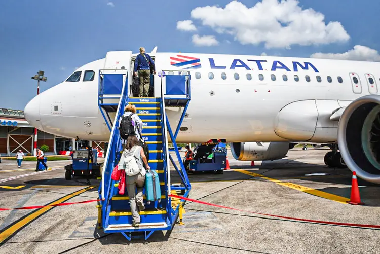 Latam: empresa saiu da Argentina se aliou à antiga rival Azul no Brasil e reduziu operações domésticas no Chile (John Milner/SOPA Images/LightRocket/Getty Images)