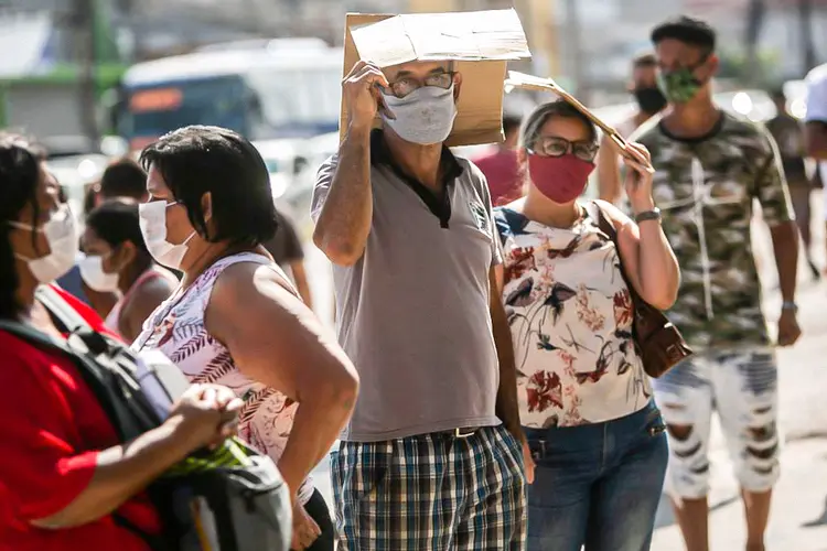 Brasileiros aguardam em fila para receber segunda parcela do auxilio emergencial do governo durante a pandemia do novo coronavírus.  (Bruna Prado/Getty Images)