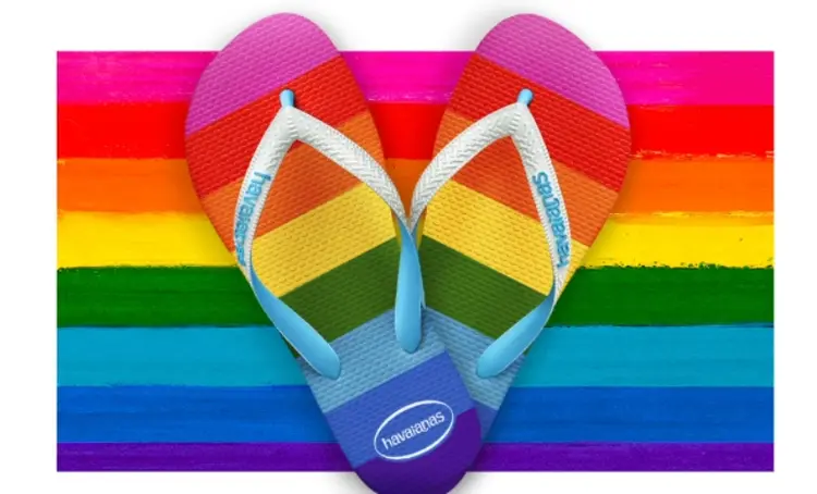 Havaianas: coleção Pride tem 7% do valor líquido das vendas revertido para ONGs LGBTI+ (Havaianas/Divulgação)