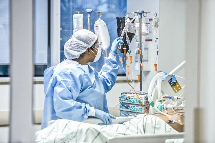 Hospitais: coronavírus aumentou o número de pacientes e tornou o combate a outras doenças mais complicado (Pedro Vilela/Getty Images)