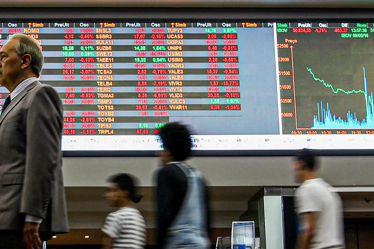 Bolsa: Ibovespa cai 1,32% e encerra em 96.990,72 pontos (Paulo Whitaker/Reuters)