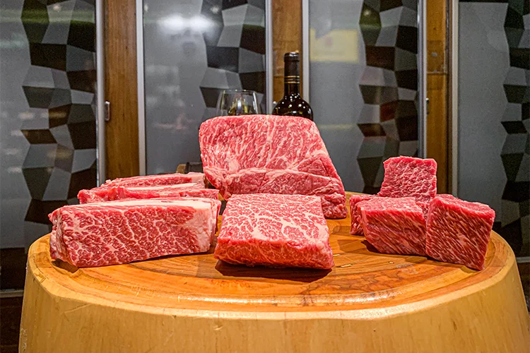 Acém e blend de Wagyu: suculentos e econômicos (Feed/Divulgação)