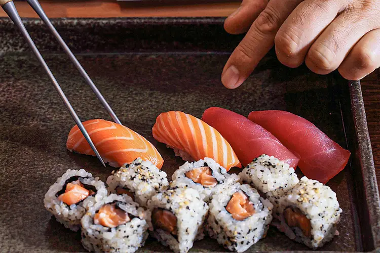 Sushis e sashimis do chef Jun Sakamoto: sushiman dá curso online com dez aulas (Arquivo pessoal/Divulgação)
