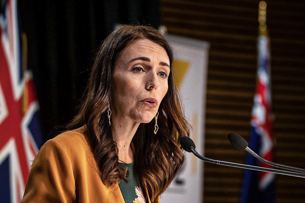 Jacinda Ardern, primeira-ministra da Nova Zelândia: reconhecimento do público e dos especialistas pela resposta imediata na luta contra o coronavírus (Marty MELVILLE/AFP)