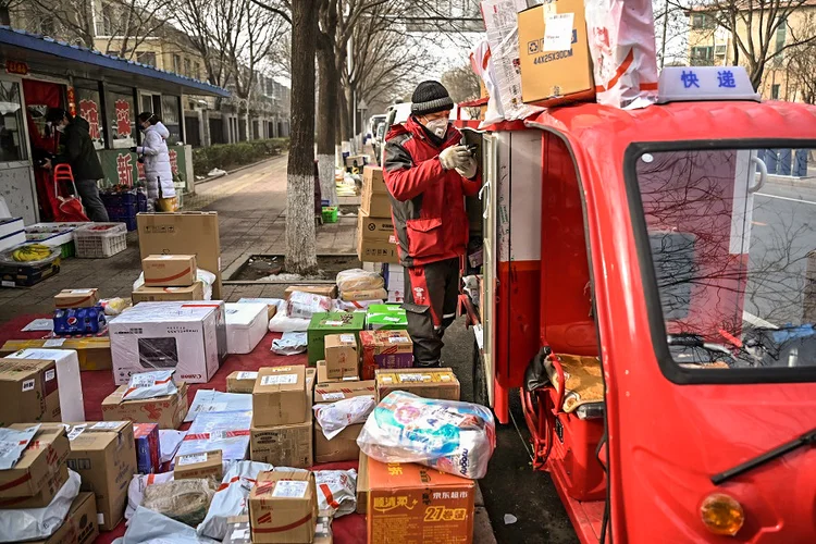 Entrega da JD.com: ações chegaram a despencar 11% nesta quinta-feira após o anúncio (Tingshu Wang/Reuters)