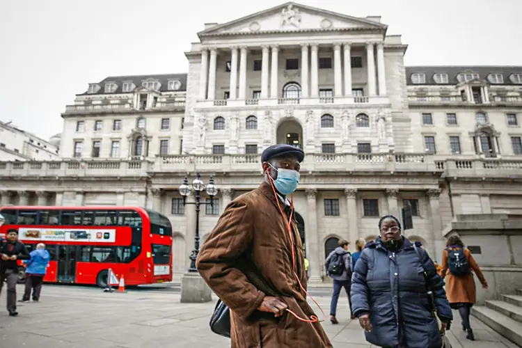 Homem de máscara no Reino Unido: proporção de infectados com idades entre 15 e 24 anos aumentou três vezes em cerca de cinco meses, segundo dados da OMS (Henry Nicholls/Reuters)