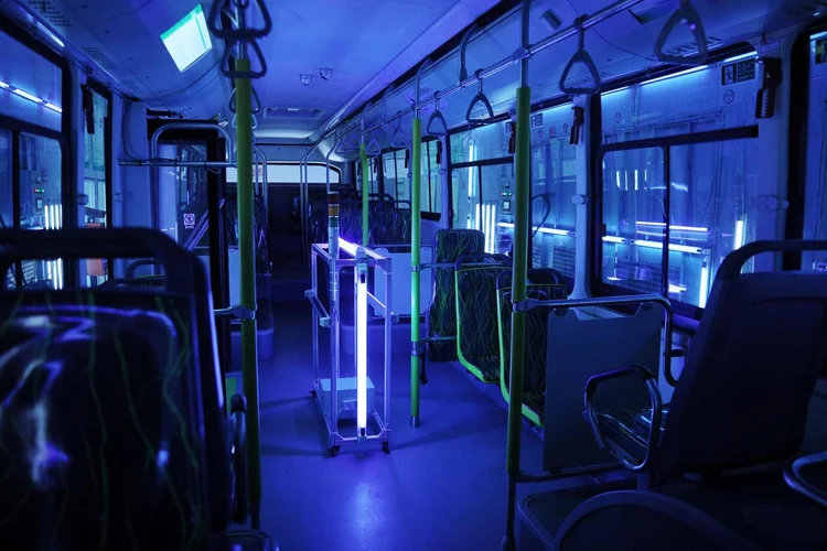 Xangai, na China: na cidade chinesa, radiação ultravioleta é utilizada para desinfectar ônibus desde março
 (Zhang Hengwei/China News Service/Getty Images)