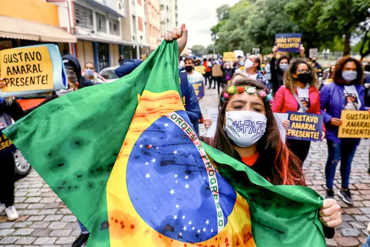 Manifestação contra o presidente Jair Bolsonaro em Porto Alegre (RS): manifestantes se reuniram em várias cidades do Brasil (Diego Vara/Reuters)