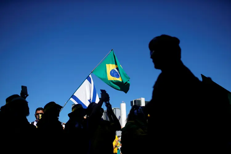 Manifestantes começam a se reunir na Esplanada dos Ministérios na manhã deste domingo (Adriano Machado/Reuters)