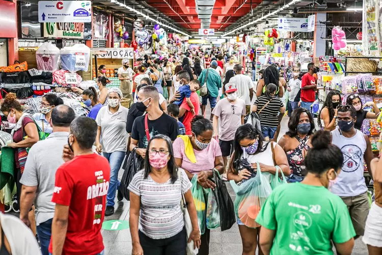 Rio de Janeiro: mercado de Madureira fica lotado depois da reabertura da capital fluminense. (Andre Coelho/Getty Images)