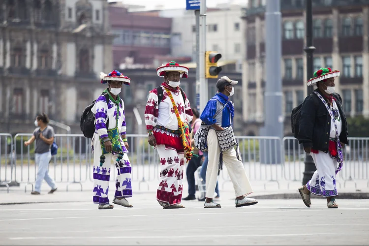 Membros do povo Wixarikas andam pelo centro da Cidade do México com máscaras protetoras em fase mais branda da quarentena, em 29 de junho de 2020 (Cristian Leyva/NurPhoto/Getty Images)