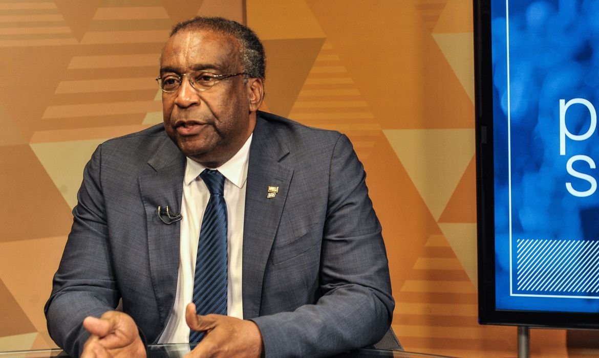 Reitor desmente doutorado no currículo do ministro da Educação