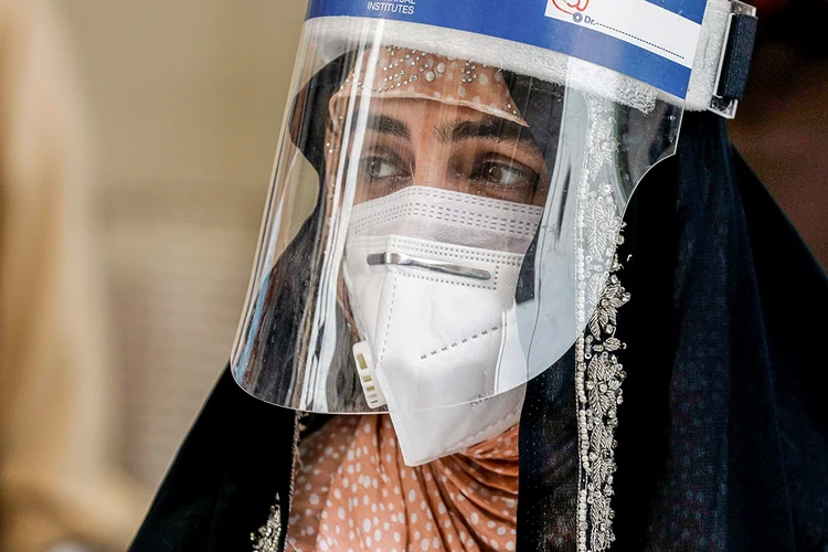 Mulher com equipamento de proteção contra a Covid-19 em Karachi, no Paquistão
  (Akhtar Soomro/Reuters)