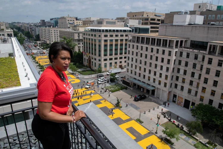 Muriel Bowser: prefeita tirou foto e postou vídeos em apoio à igualdade racial e ao movimento "Black Lives Matter" (Prefeitura de Washington/Reuters)