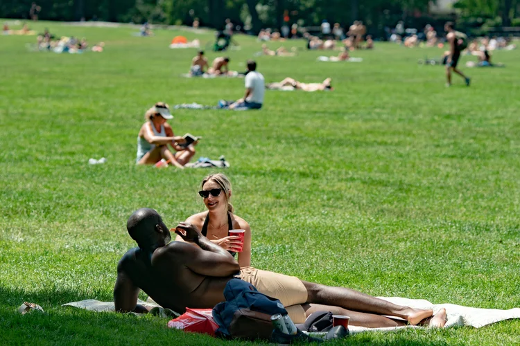 Nova York neste fim de semana: estado está entre os 17 que vêm tendo queda no número de novos casos (Jeenah Moon/Reuters)